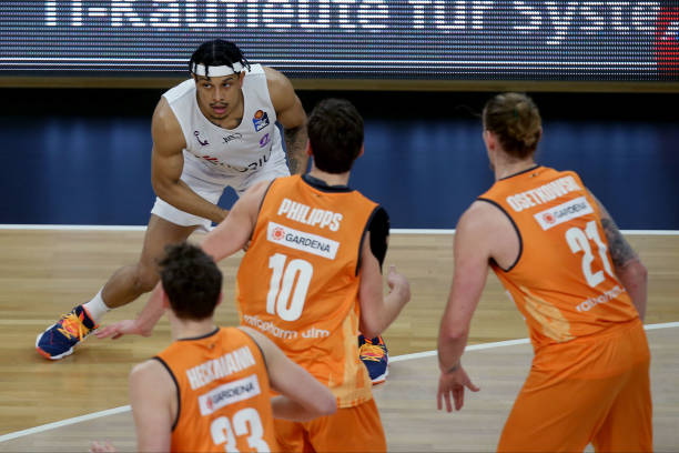 就必须在场 就必须在场